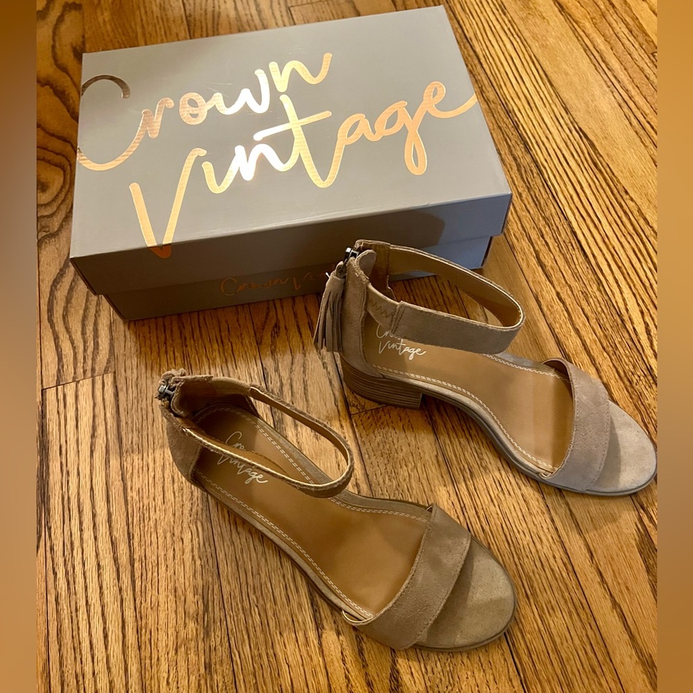 Crown Vintage Women's Tan Sandals